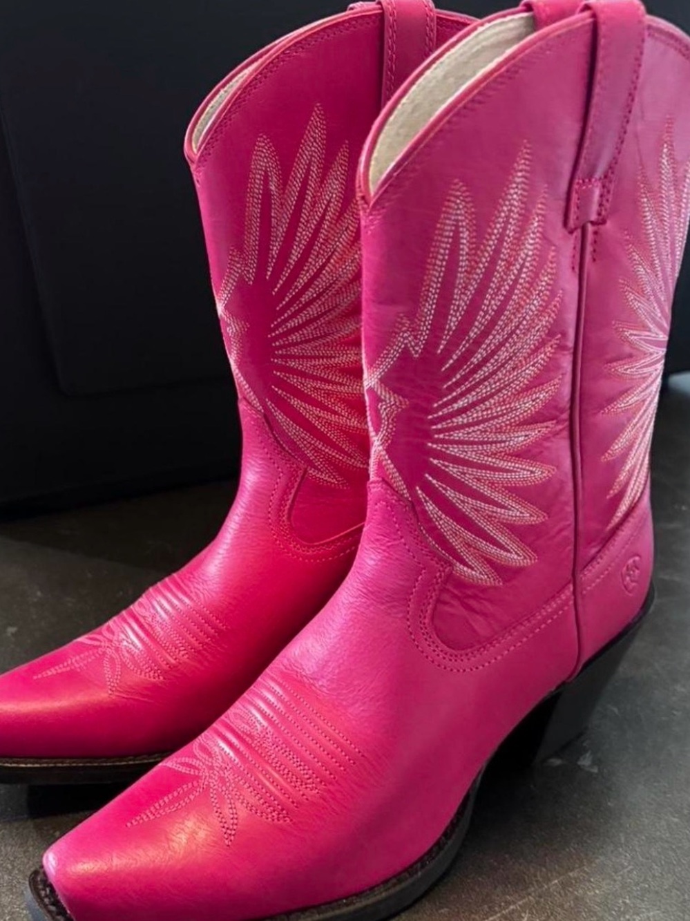 NWT Ariat Hot Pink Wing-Embroidered Western Boots